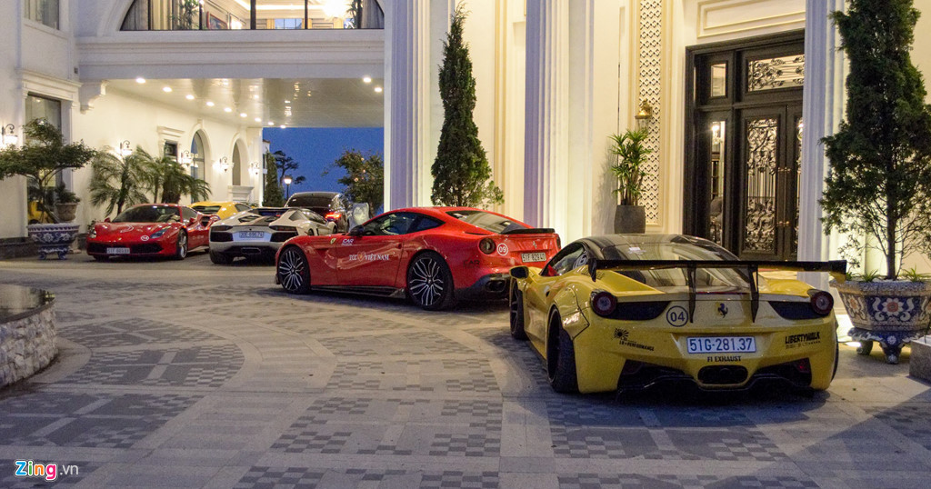 Siêu xe nối đuôi nhau trên cao tốc Hà Nội - Lào Cai